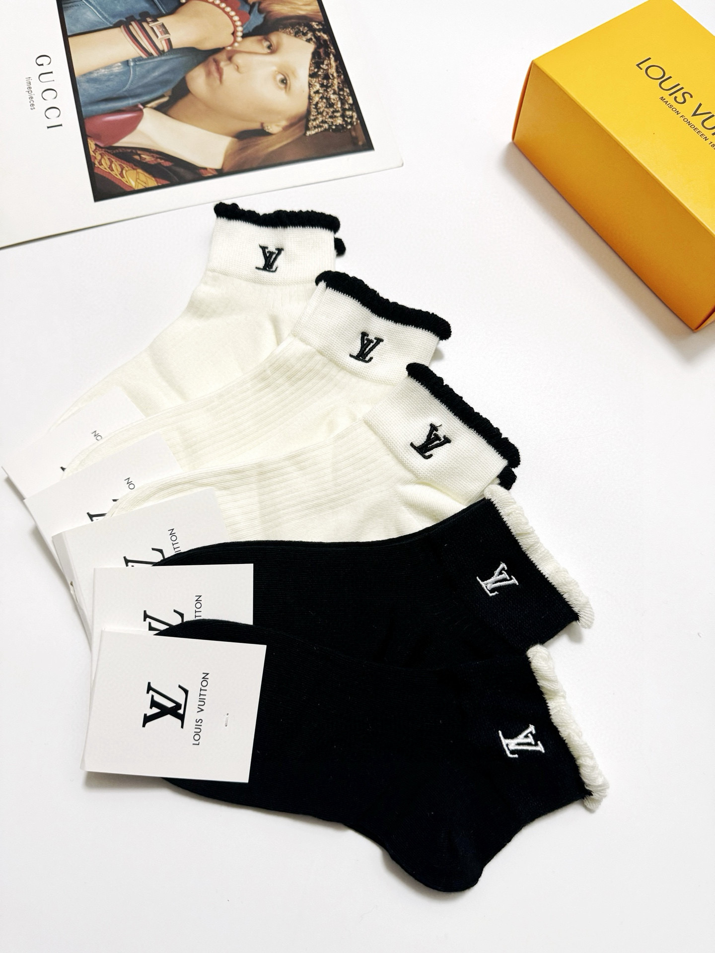 LV高仿女款中筒襪五雙禮盒組 優雅捲邊刺繡設計推薦|超A仿原單精品圖片 15 LV高仿女款中筒襪五雙禮盒組 優雅捲邊刺繡設計推薦|歐美奢侈品精品推薦