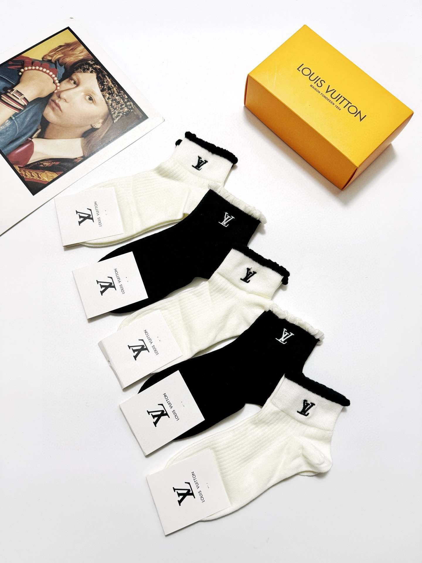 LV高仿女款中筒襪五雙禮盒組 優雅捲邊刺繡設計推薦｜歐美奢侈品精品推薦