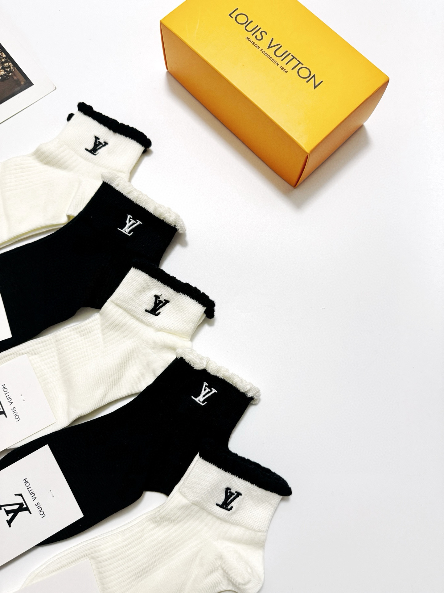 LV高仿女款中筒襪五雙禮盒組 優雅捲邊刺繡設計推薦｜歐美奢侈品精品推薦