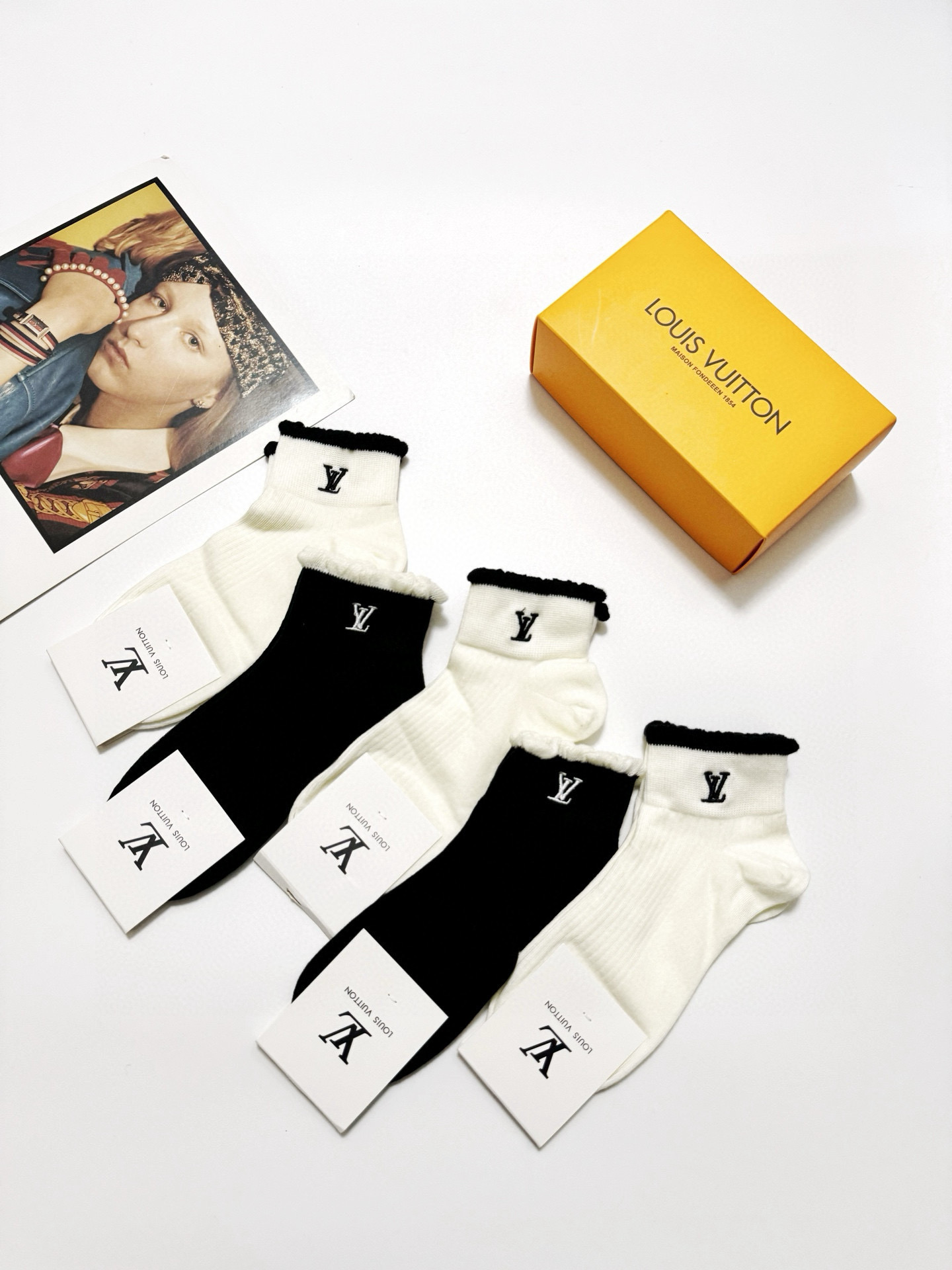 LV高仿女款中筒襪五雙禮盒組 優雅捲邊刺繡設計推薦｜歐美奢侈品精品推薦