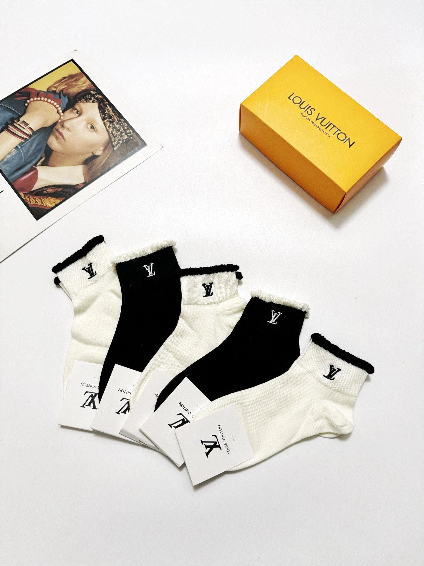 LV高仿女款中筒襪五雙禮盒組 優雅捲邊刺繡設計推薦｜歐美奢侈品精品推薦