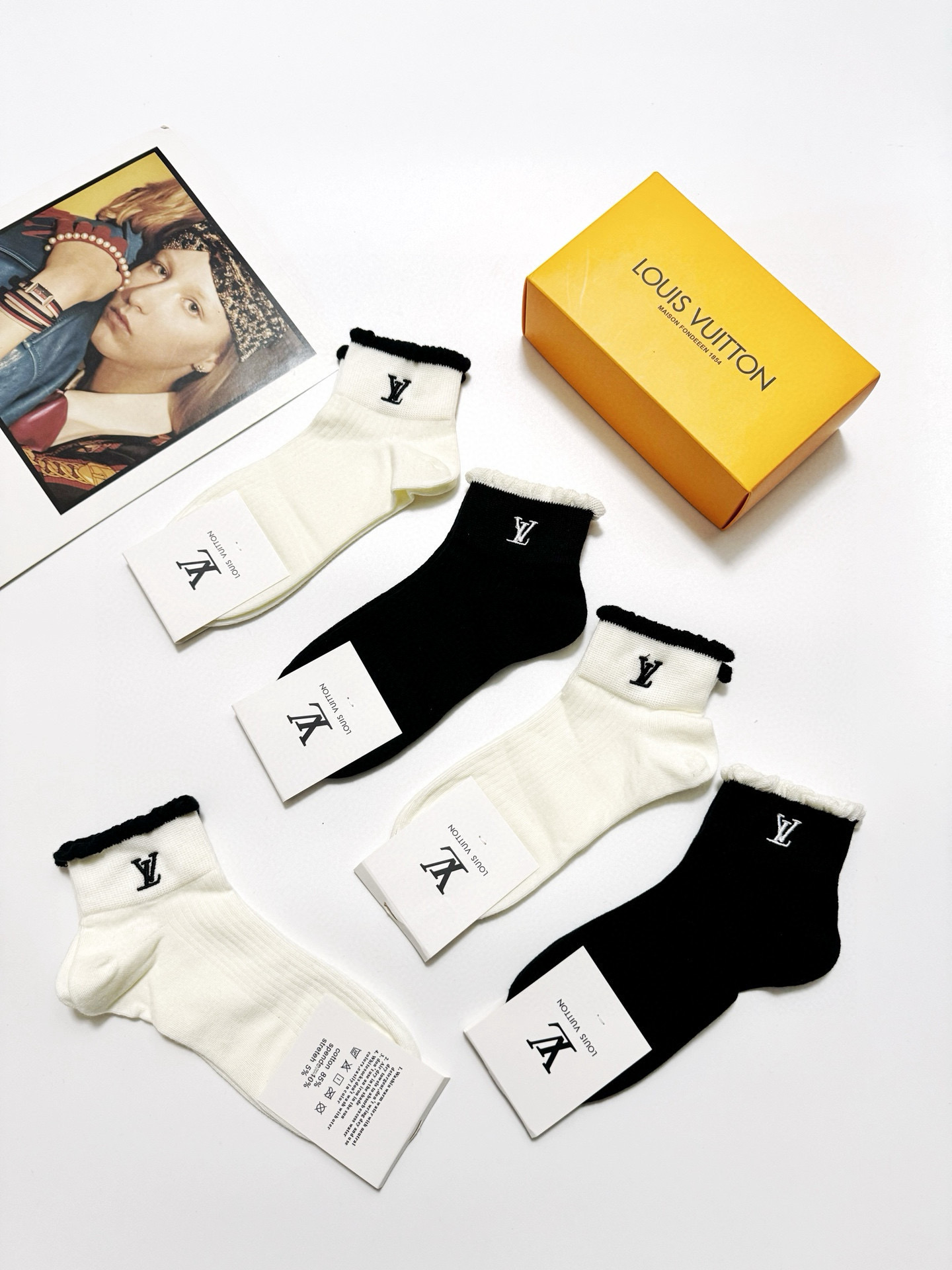 LV高仿女款中筒襪五雙禮盒組 優雅捲邊刺繡設計推薦｜歐美奢侈品精品推薦