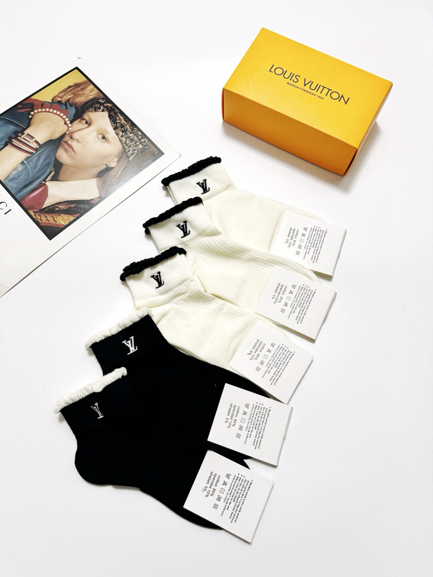 LV高仿女款中筒襪五雙禮盒組 優雅捲邊刺繡設計推薦｜歐美奢侈品精品推薦