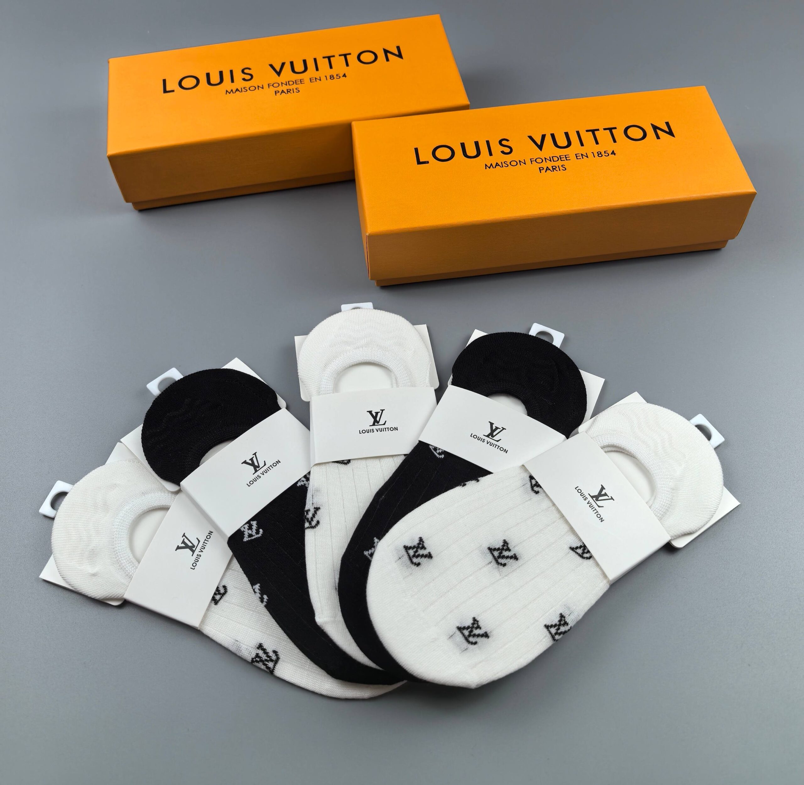 LV一比一隱形襪五雙組復刻老花禮盒 百搭黑白撞色柔軟貼腳|超A仿原單精品圖片 11 LV一比一隱形襪五雙組復刻老花禮盒 百搭黑白撞色柔軟貼腳|歐美奢侈品精品推薦