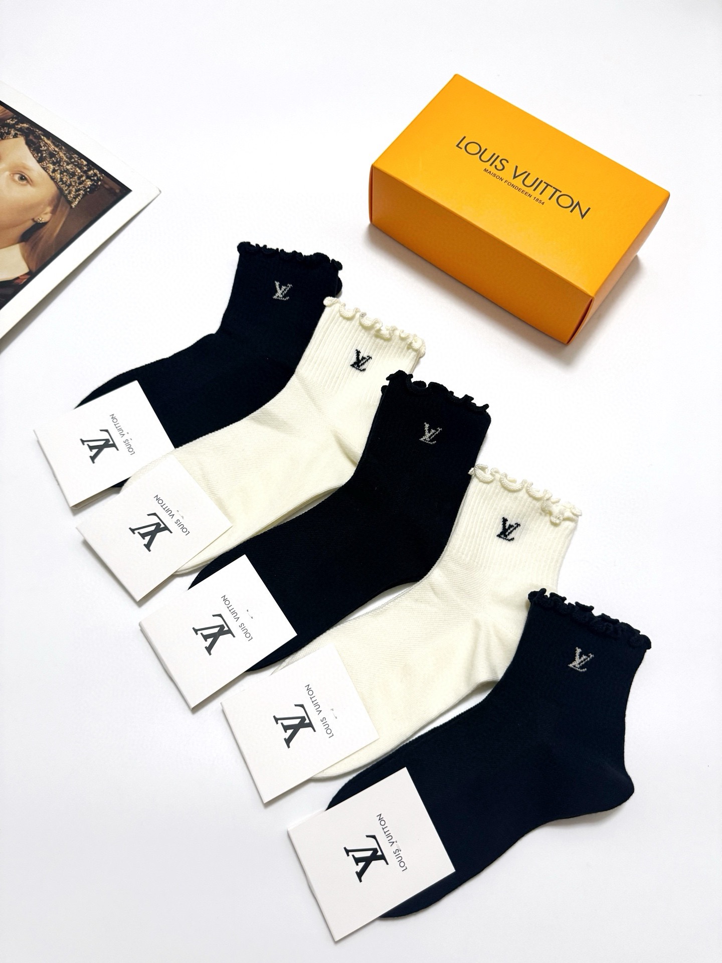 LV A貨膚色滿版絲襪老花圖樣 顯白顯瘦透膚設計春夏穿搭必備｜歐美奢侈品精品推薦