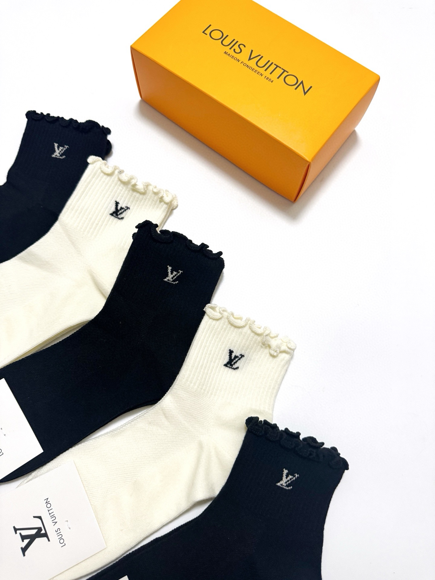 LV A貨膚色滿版絲襪老花圖樣 顯白顯瘦透膚設計春夏穿搭必備｜歐美奢侈品精品推薦