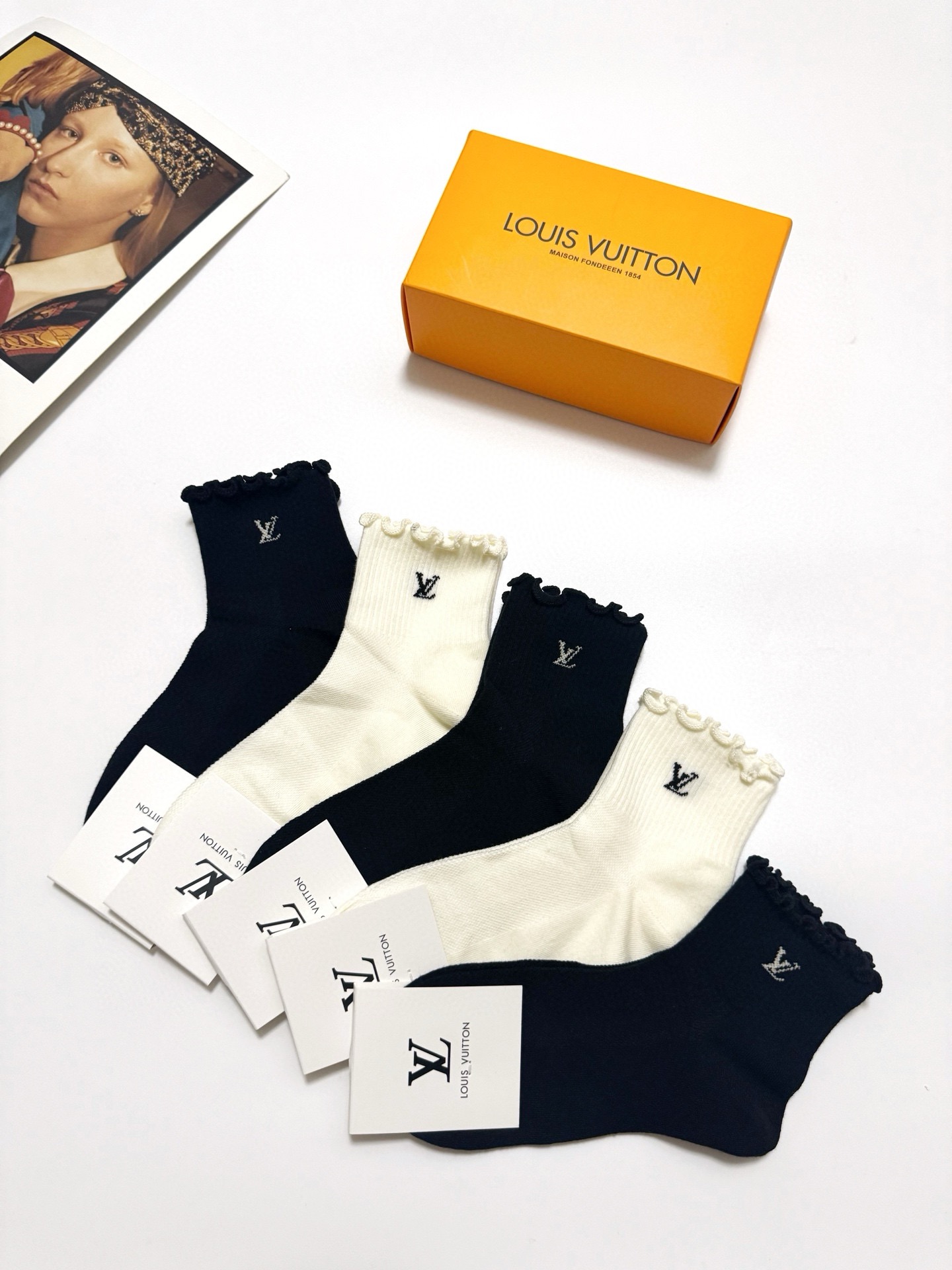 LV A貨膚色滿版絲襪老花圖樣 顯白顯瘦透膚設計春夏穿搭必備｜歐美奢侈品精品推薦