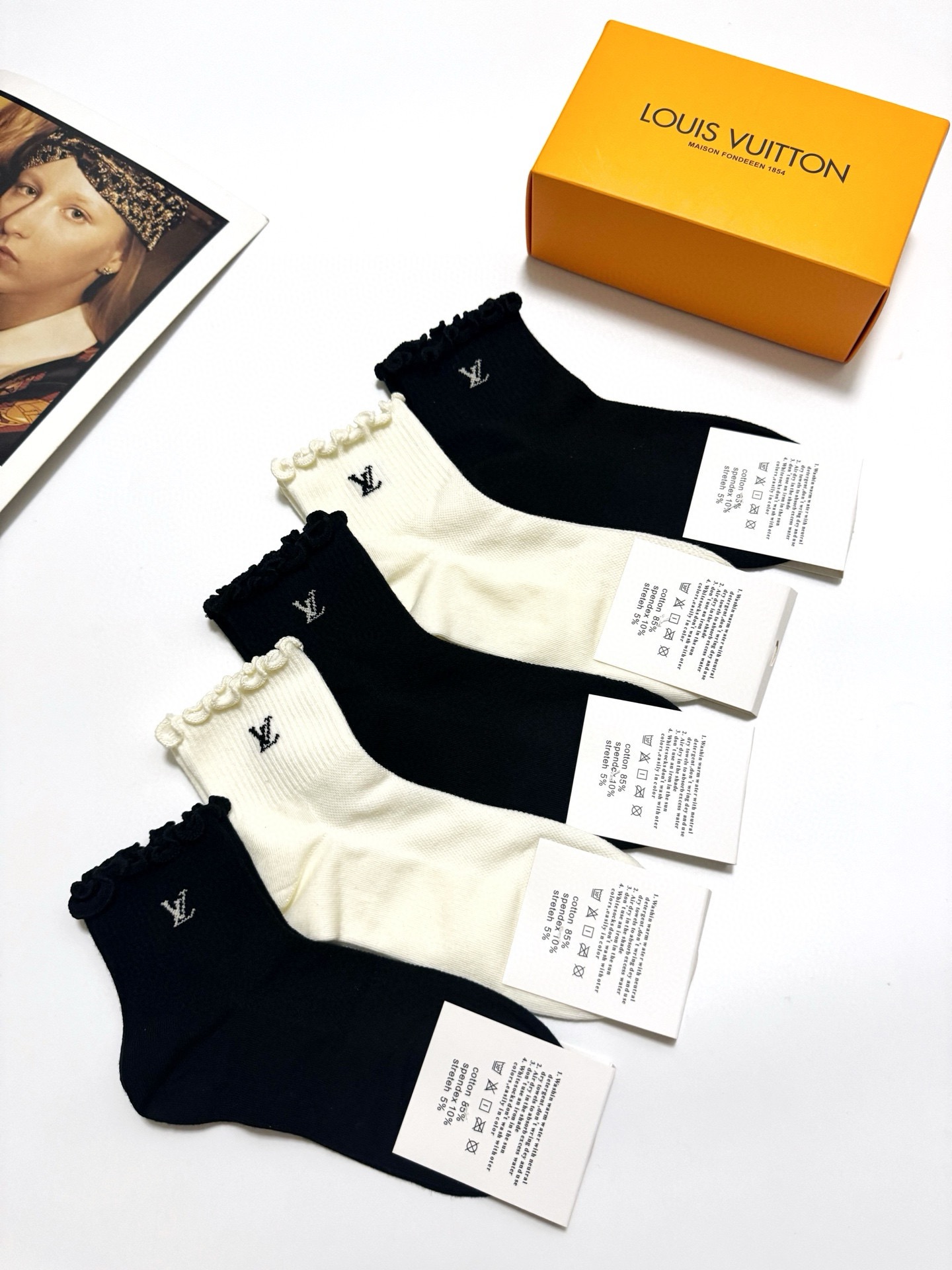 LV A貨膚色滿版絲襪老花圖樣 顯白顯瘦透膚設計春夏穿搭必備｜歐美奢侈品精品推薦