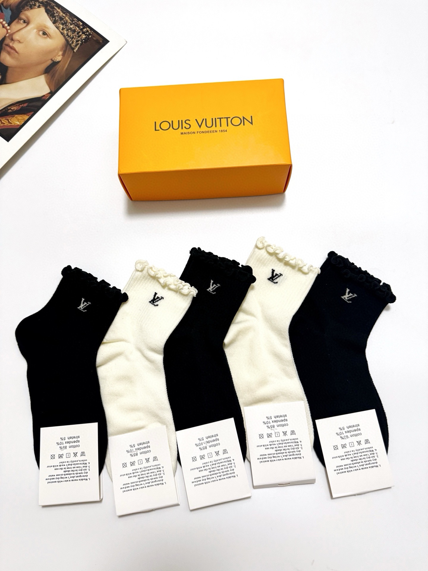 LV A貨膚色滿版絲襪老花圖樣 顯白顯瘦透膚設計春夏穿搭必備｜歐美奢侈品精品推薦