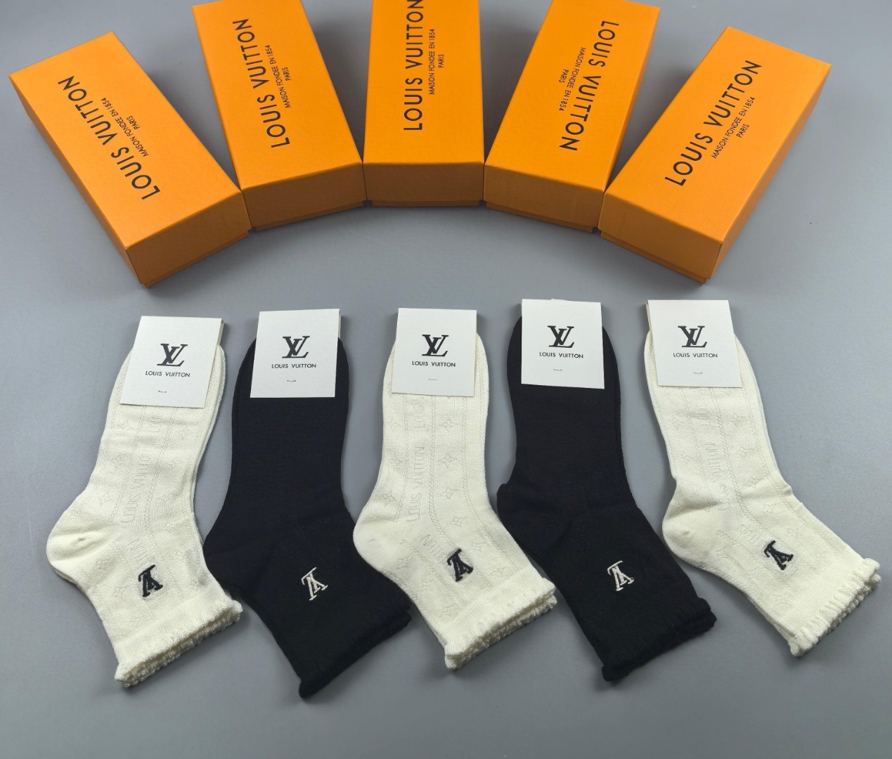 LV A貨中筒襪五雙組禮盒 蕾絲鏤空編織設計 黑白百搭輕柔質感｜歐美奢侈品精品推薦