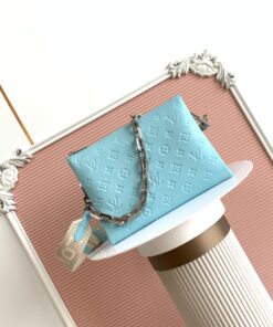 LV 精品仿製湖水藍壓紋郵差包 附鑰匙扣清新配色款