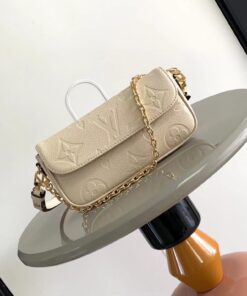 LV 一比一杏色Monogram壓紋小方包 金鍊肩背設計百搭款