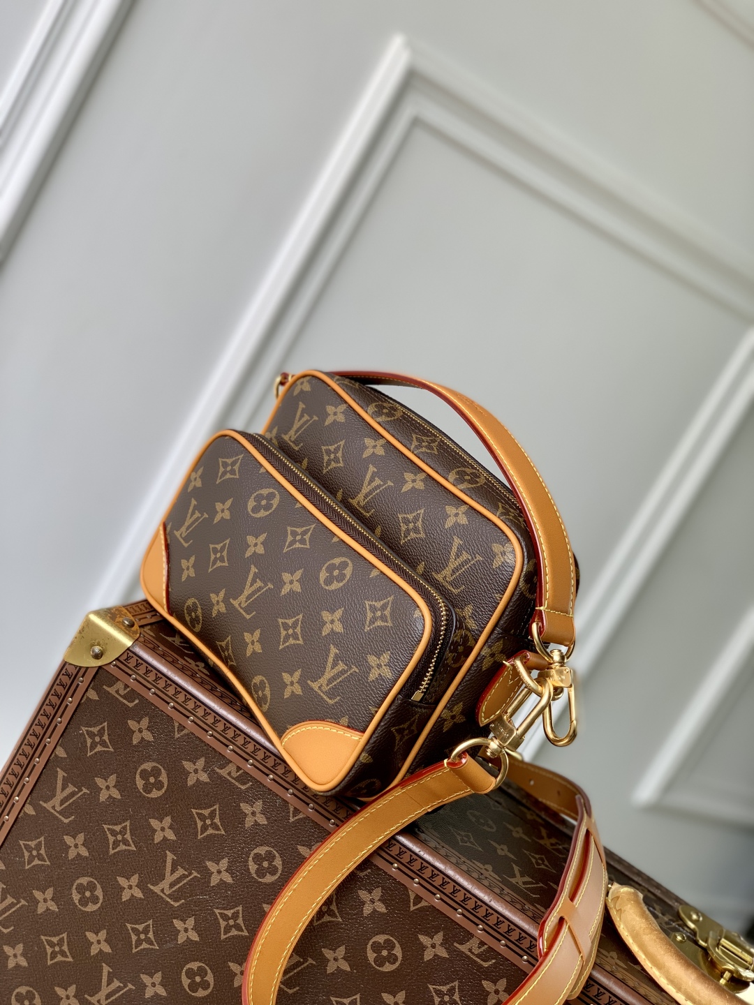 LV原單M14016斜背包 Monogram老花復古款 經典牛皮飾邊小巧設計｜歐美奢侈品精品推薦
