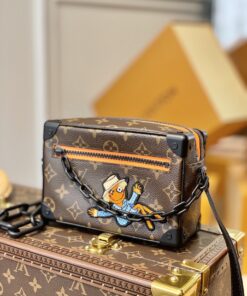 LV高仿M80159斜背包老花漫畫人物限量造型潮流單品