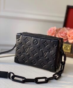LV高仿N55702斜背包黑色壓紋皮革鏈條潮流硬盒包
