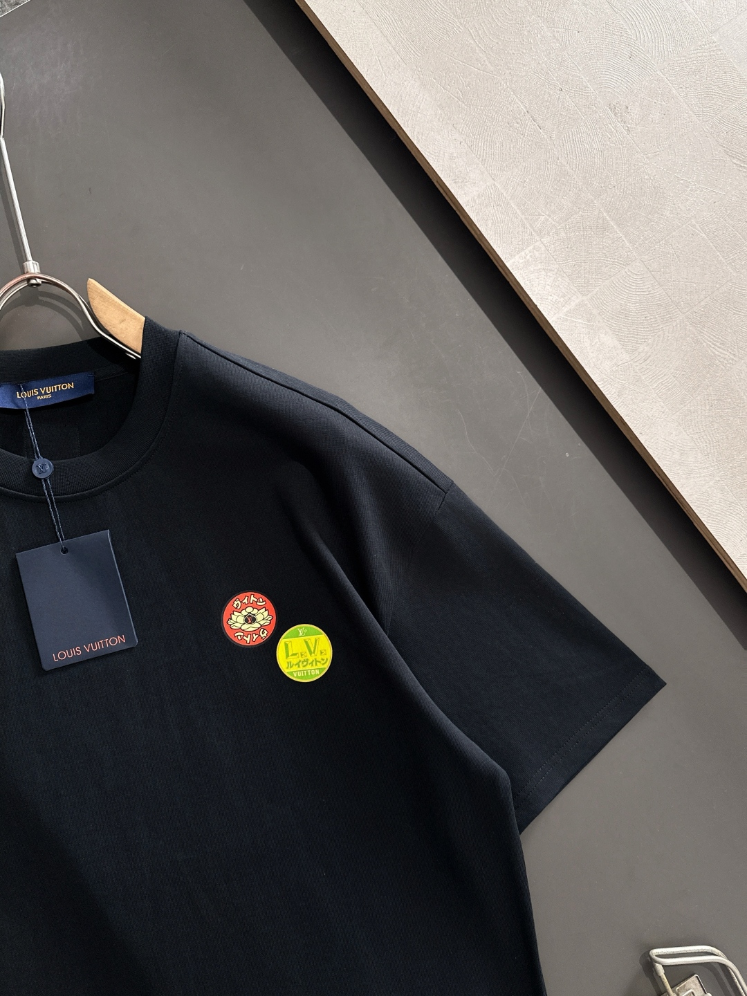 LV原單黑色短T 趣味徽章印花設計 潮流街頭感圖騰上衣｜歐美奢侈品精品推薦