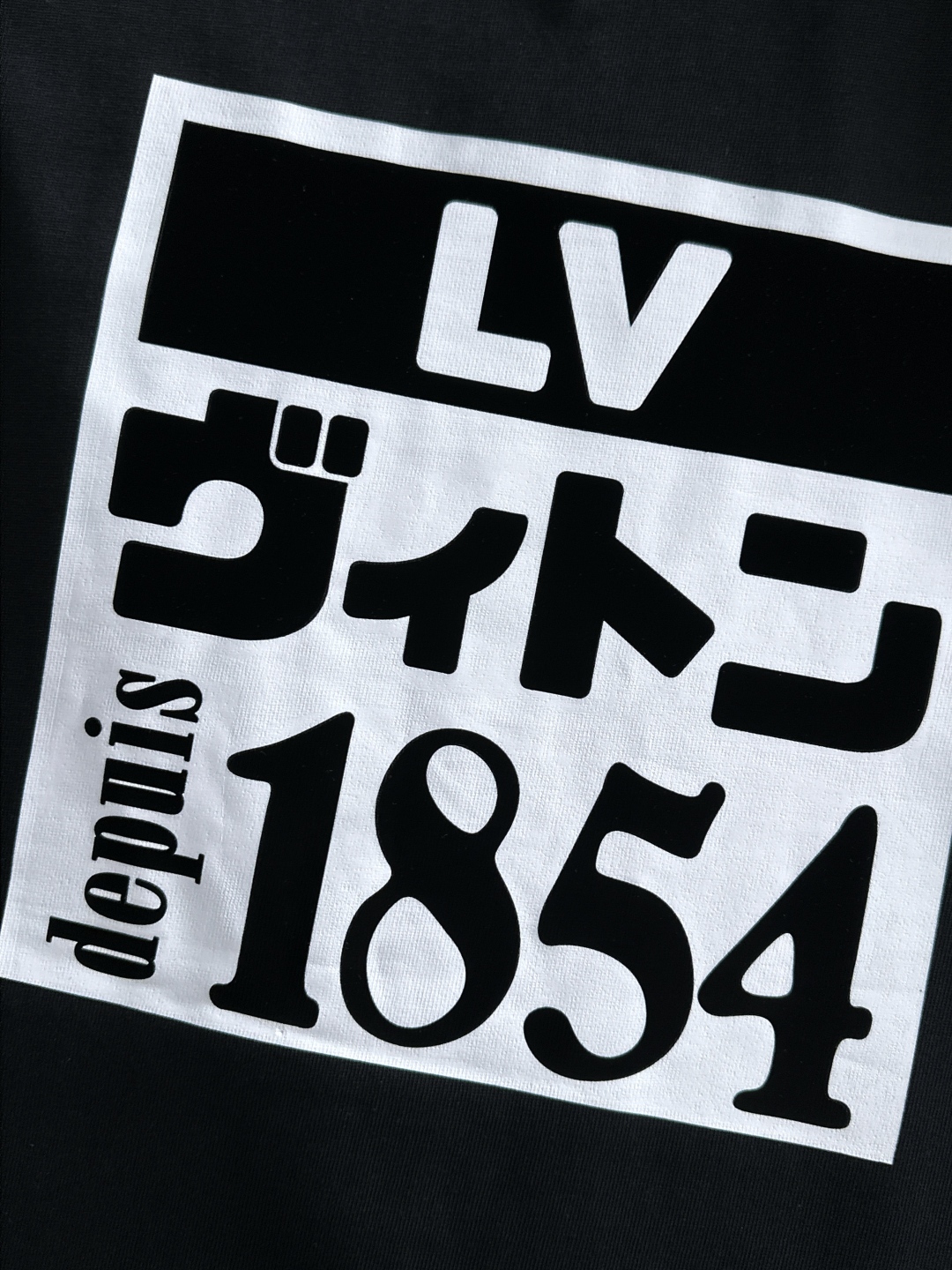 LV原單黑色短T 趣味徽章印花設計 潮流街頭感圖騰上衣｜歐美奢侈品精品推薦