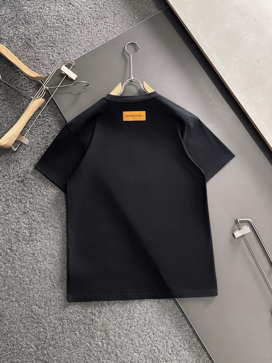 LV原單黑色短T 趣味徽章印花設計 潮流街頭感圖騰上衣｜歐美奢侈品精品推薦