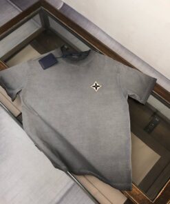 LV一比一灰洗短袖T 星鑽繡標徽章設計 簡約質感風格