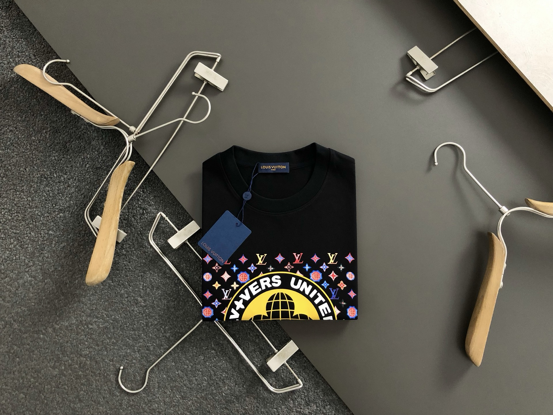 LV高仿黑色短T 地球徽章滿版圖騰設計 男士潮流夏季印花上衣｜歐美奢侈品精品推薦