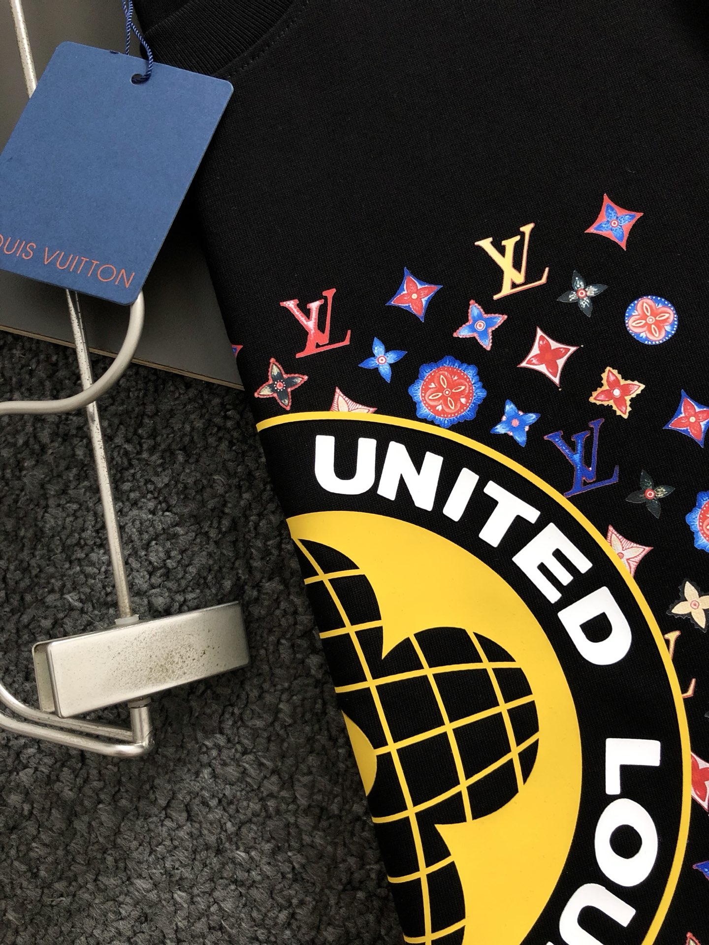 LV高仿黑色短T 地球徽章滿版圖騰設計 男士潮流夏季印花上衣｜歐美奢侈品精品推薦