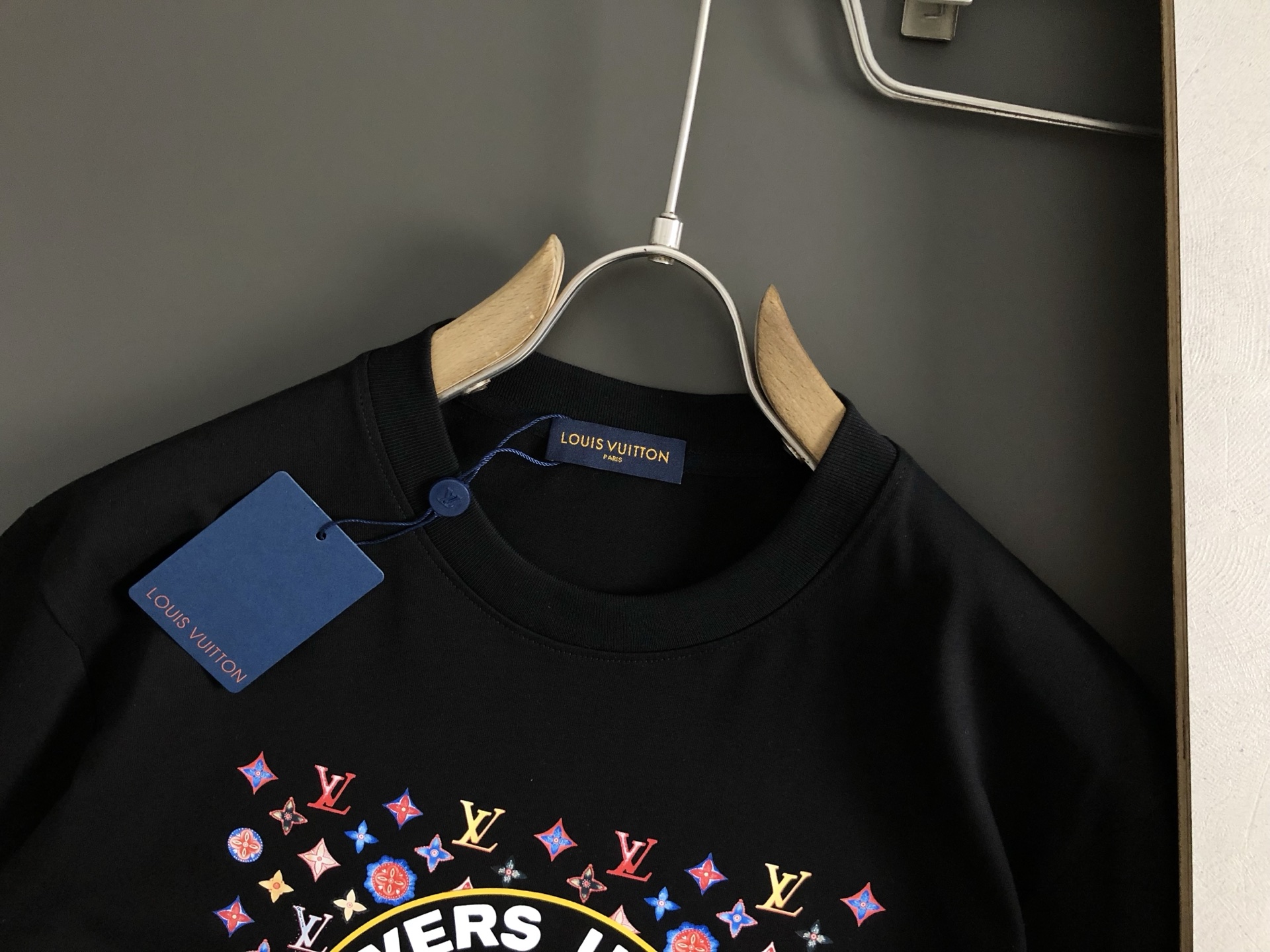 LV高仿黑色短T 地球徽章滿版圖騰設計 男士潮流夏季印花上衣｜歐美奢侈品精品推薦