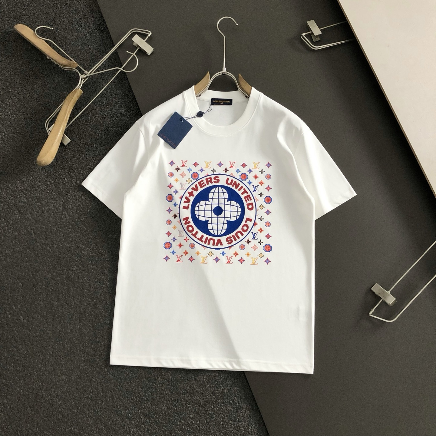 LV高仿黑色短T 地球徽章滿版圖騰設計 男士潮流夏季印花上衣｜歐美奢侈品精品推薦