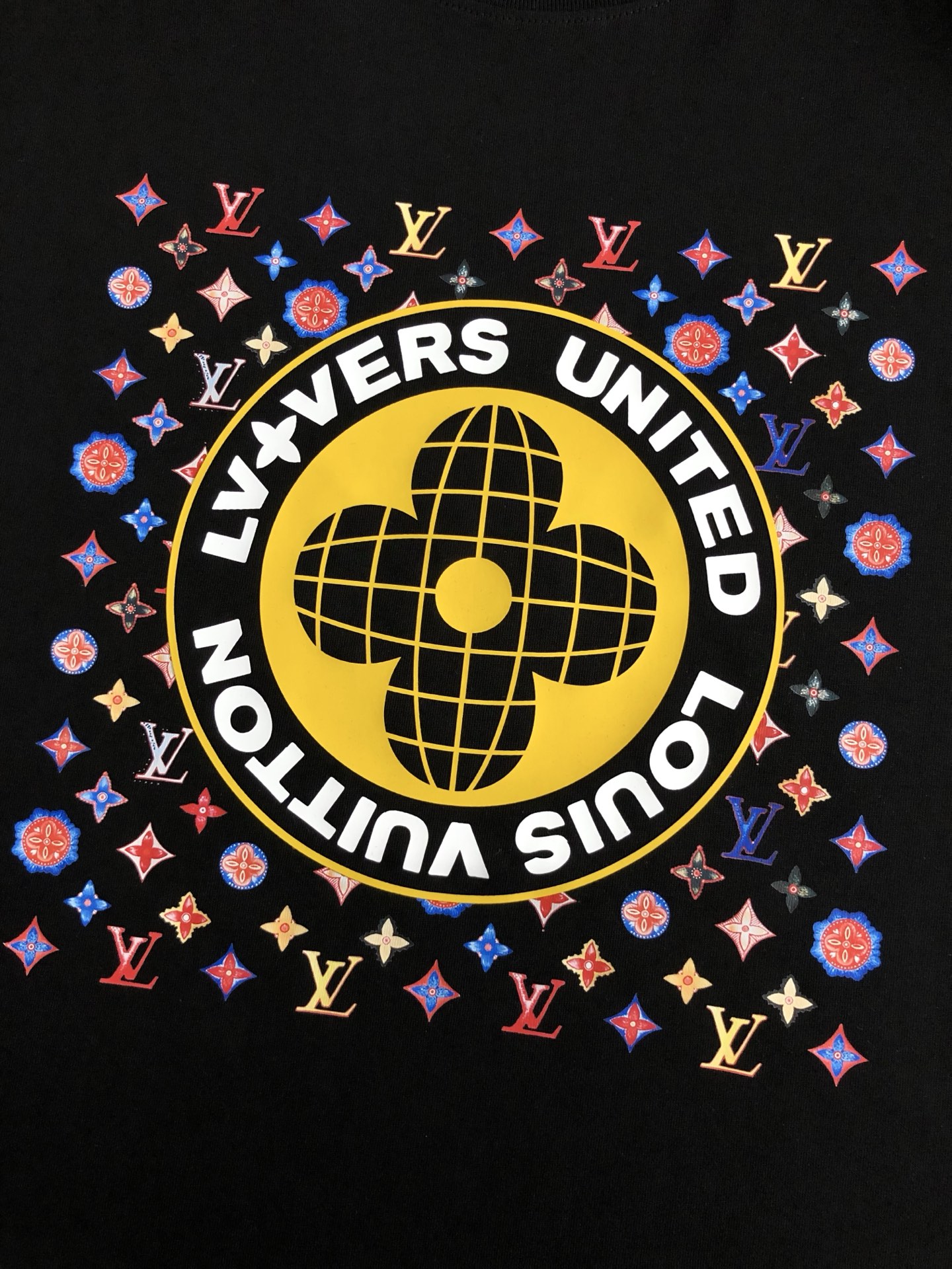 LV高仿黑色短T 地球徽章滿版圖騰設計 男士潮流夏季印花上衣｜歐美奢侈品精品推薦