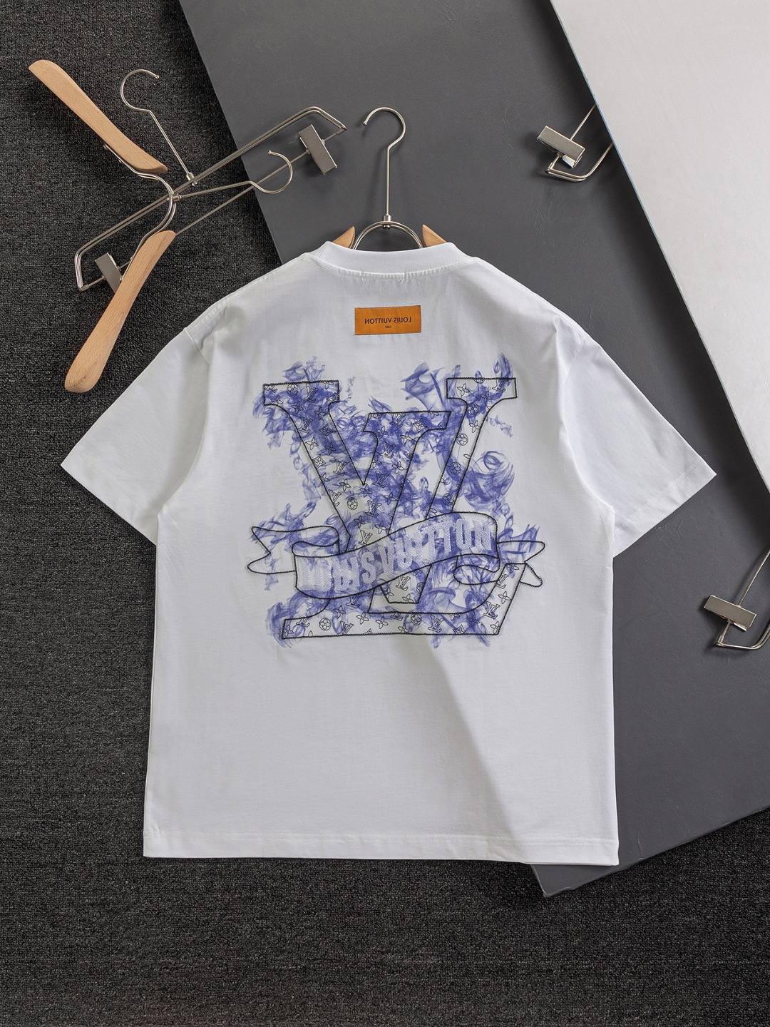 LV一比一白色T 經典藍紋LOGO刺繡短袖 立體細節清爽夏款｜歐美奢侈品精品推薦