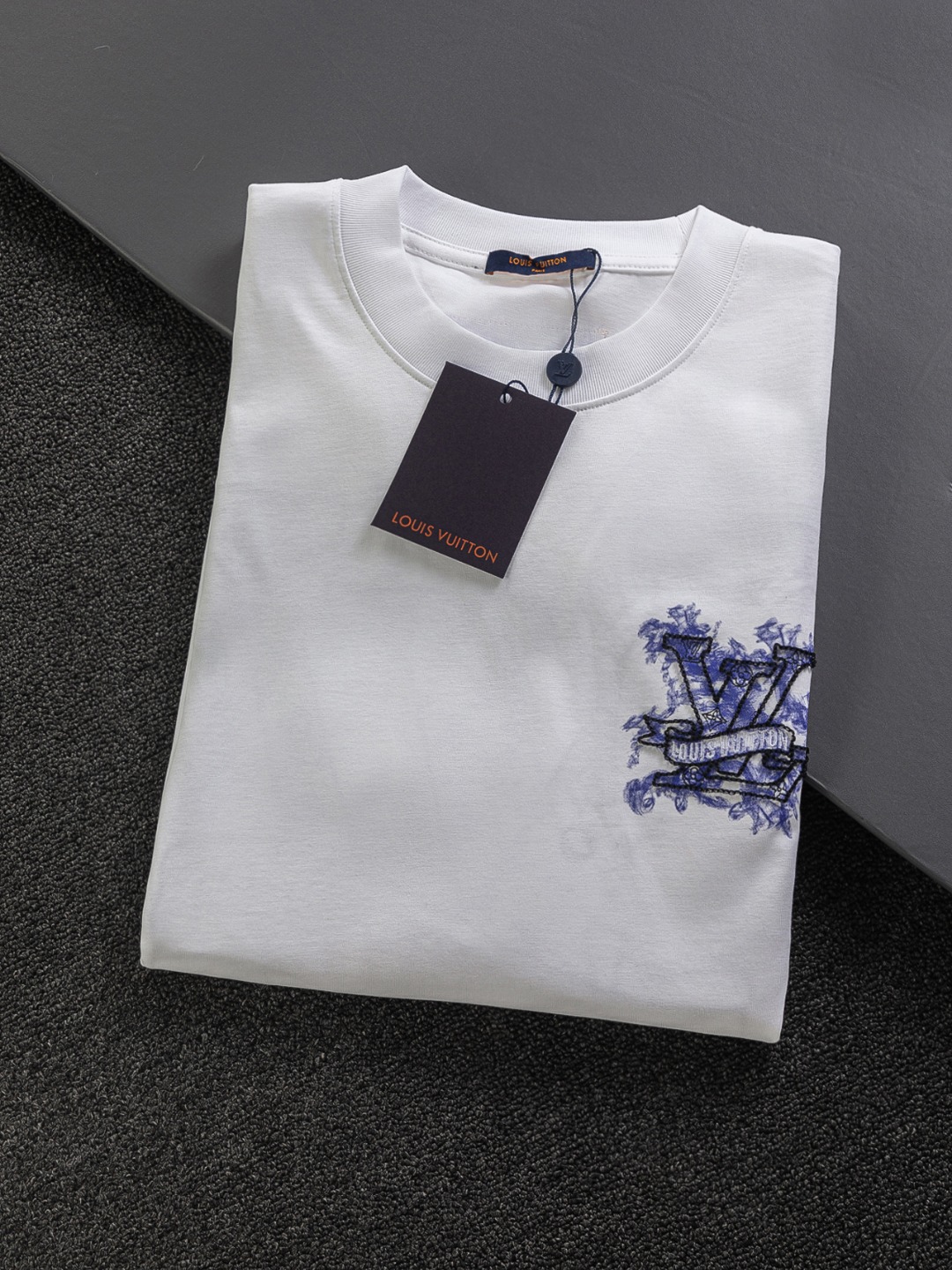 LV一比一白色T 經典藍紋LOGO刺繡短袖 立體細節清爽夏款｜歐美奢侈品精品推薦