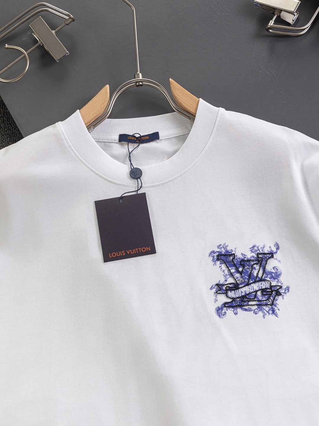 LV一比一白色T 經典藍紋LOGO刺繡短袖 立體細節清爽夏款｜歐美奢侈品精品推薦