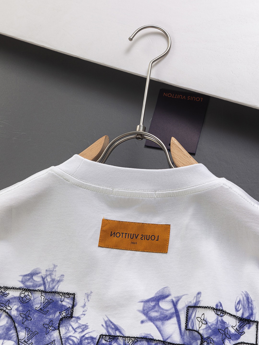 LV一比一白色T 經典藍紋LOGO刺繡短袖 立體細節清爽夏款｜歐美奢侈品精品推薦