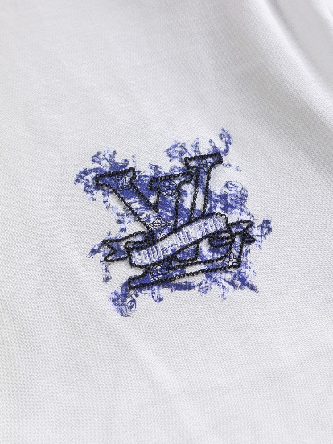 LV一比一白色T 經典藍紋LOGO刺繡短袖 立體細節清爽夏款｜歐美奢侈品精品推薦