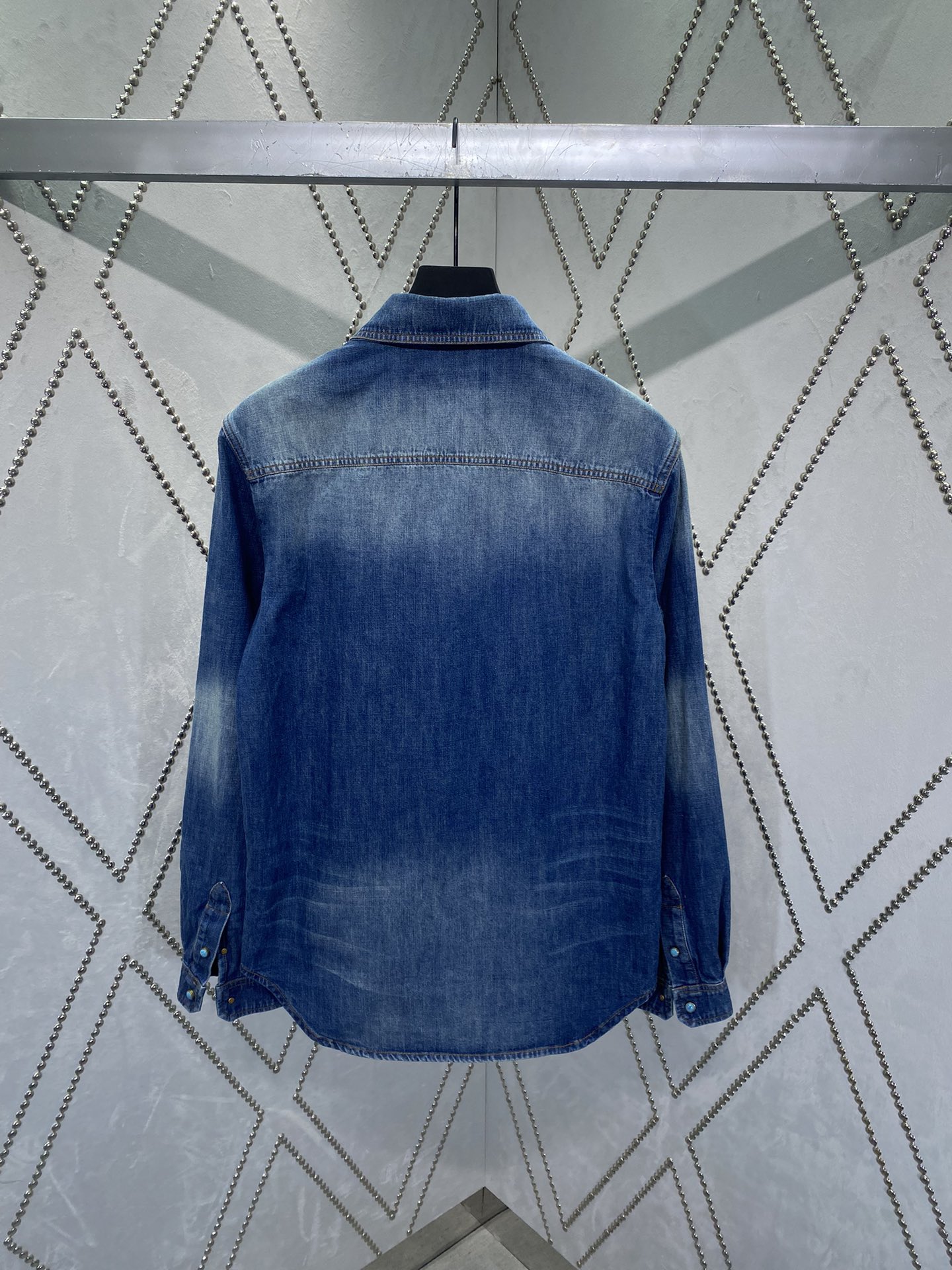 LV高仿牛仔襯衫LOGO鉚釘裝飾經典復古刷色男女通用上衣｜歐美奢侈品精品推薦