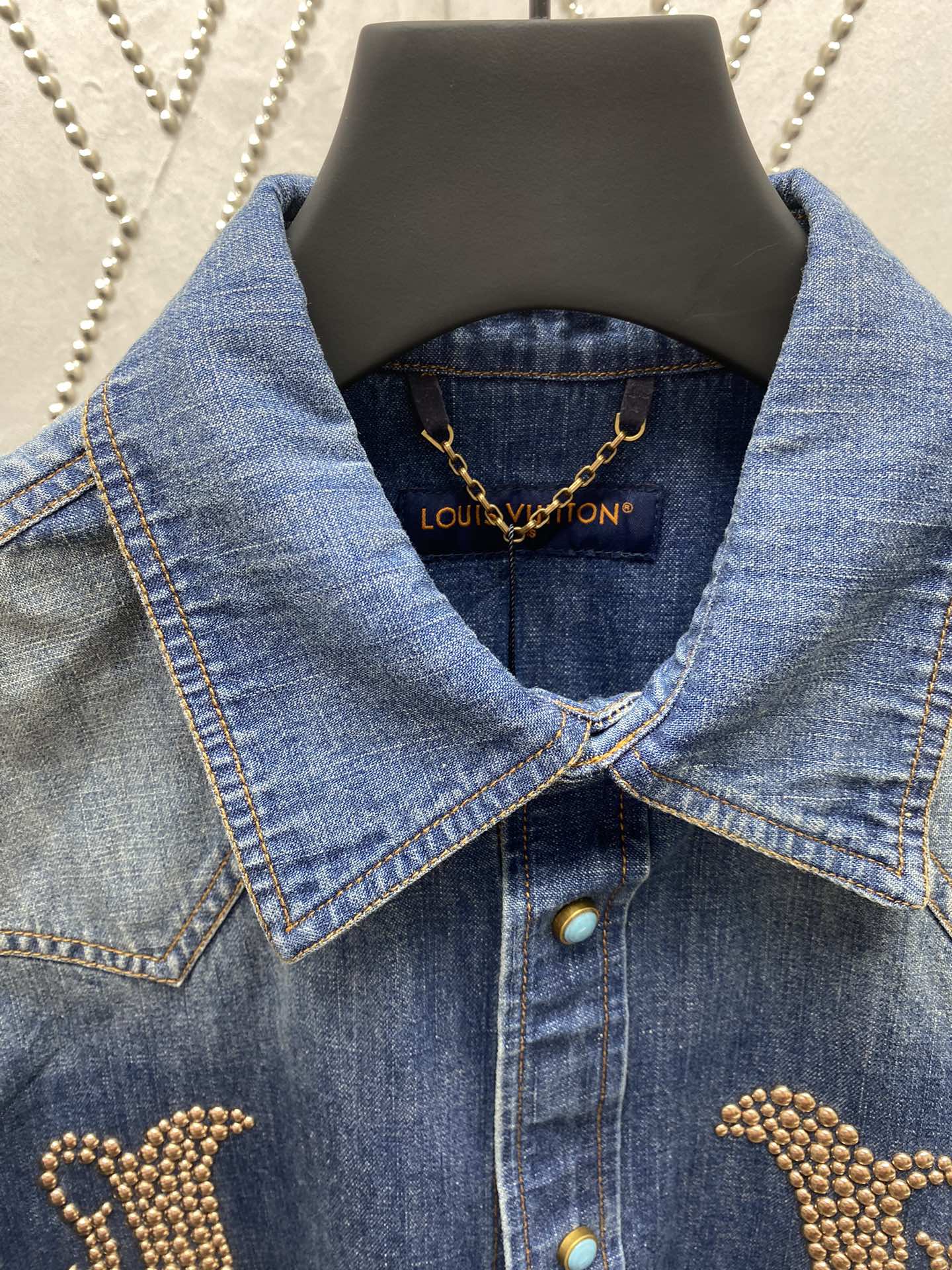 LV高仿牛仔襯衫LOGO鉚釘裝飾經典復古刷色男女通用上衣｜歐美奢侈品精品推薦