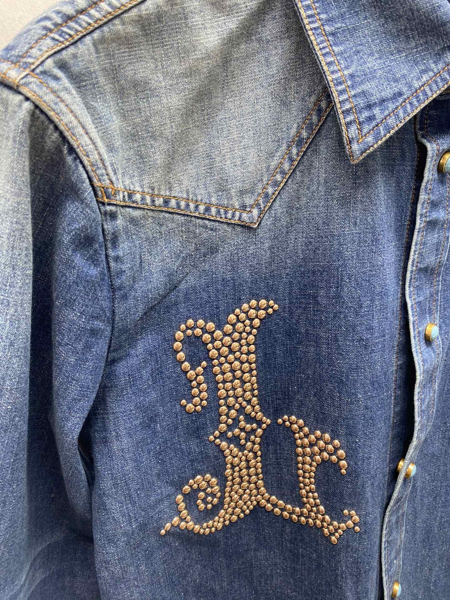 LV高仿牛仔襯衫LOGO鉚釘裝飾經典復古刷色男女通用上衣｜歐美奢侈品精品推薦