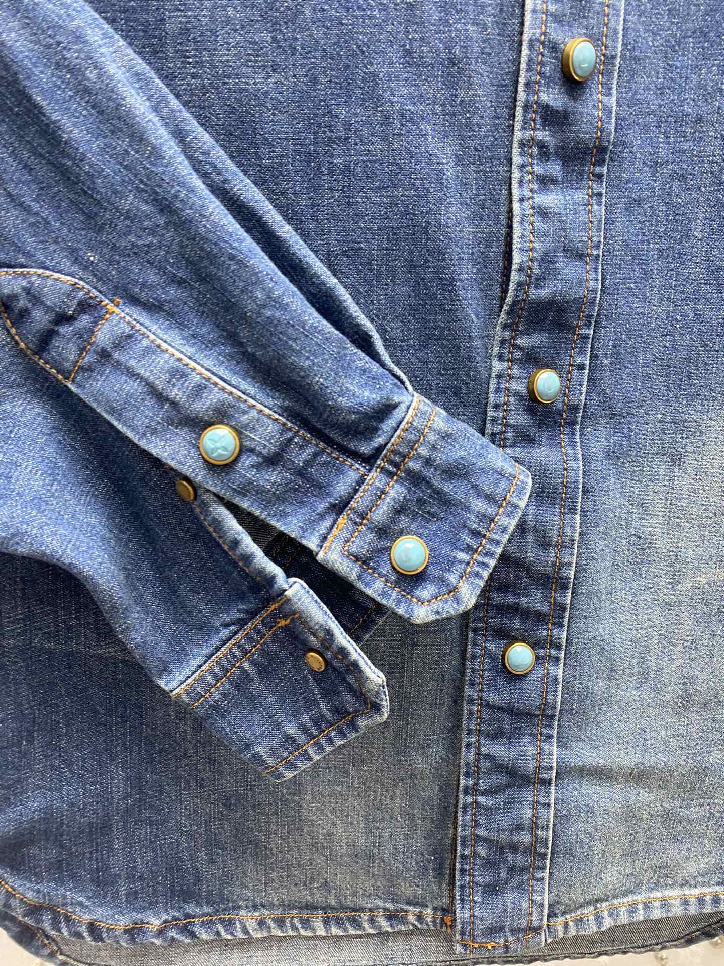 LV高仿牛仔襯衫LOGO鉚釘裝飾經典復古刷色男女通用上衣｜歐美奢侈品精品推薦