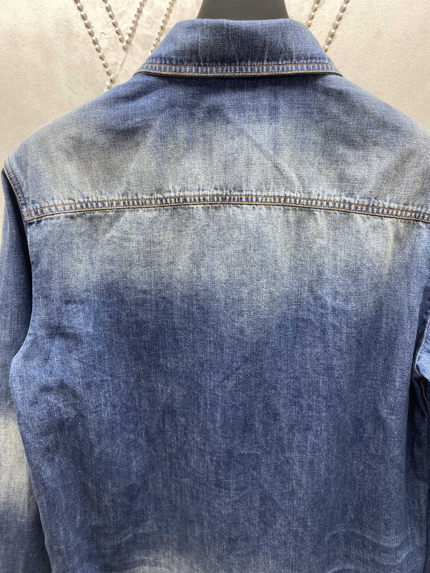 LV高仿牛仔襯衫LOGO鉚釘裝飾經典復古刷色男女通用上衣｜歐美奢侈品精品推薦