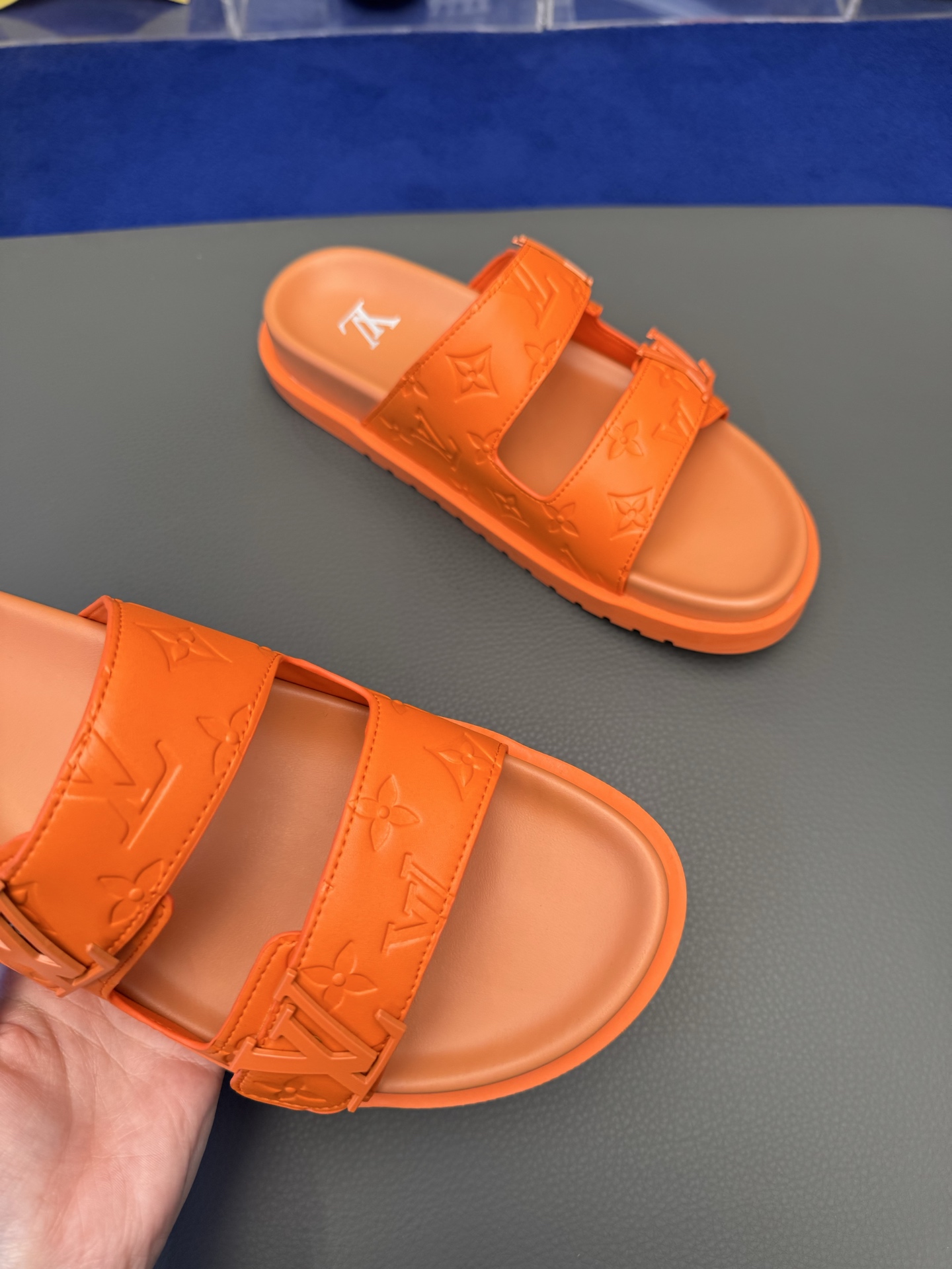 LV高仿橘色雙帶拖鞋亮色設計 潮感滿分款 夏季出遊穿搭熱銷推薦｜歐美奢侈品精品推薦