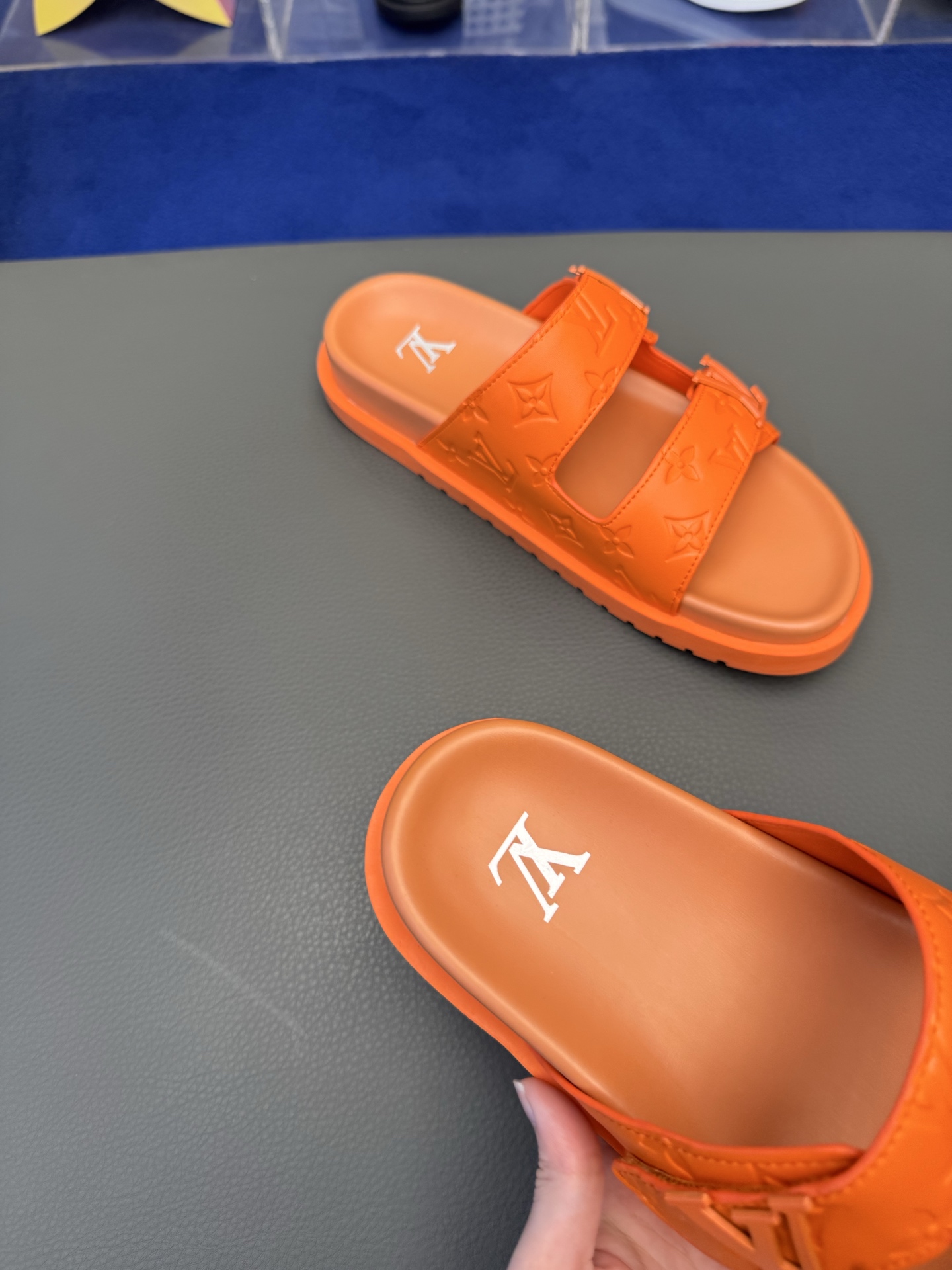 LV高仿橘色雙帶拖鞋亮色設計 潮感滿分款 夏季出遊穿搭熱銷推薦｜歐美奢侈品精品推薦