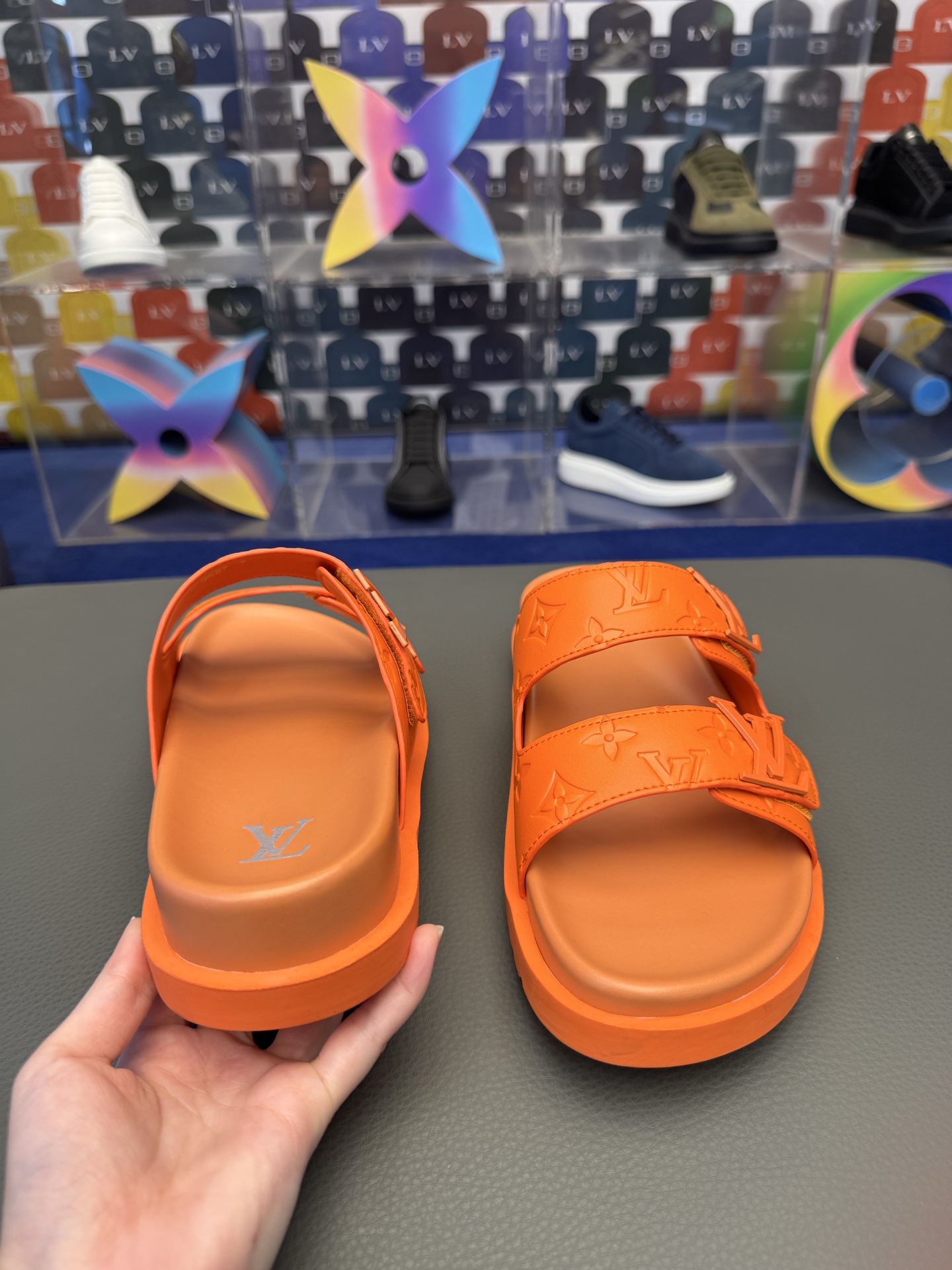 LV高仿橘色雙帶拖鞋亮色設計 潮感滿分款 夏季出遊穿搭熱銷推薦｜歐美奢侈品精品推薦