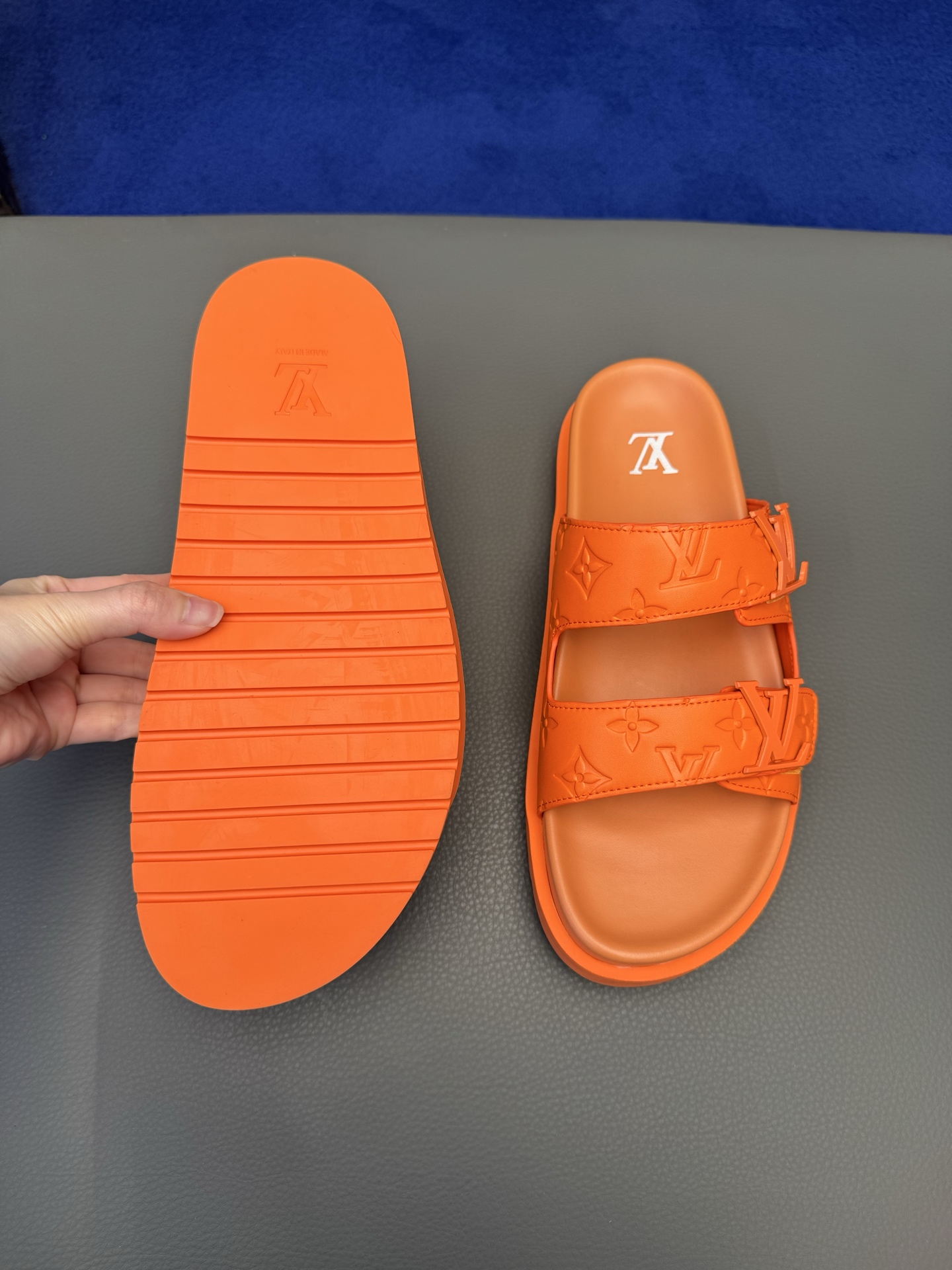 LV高仿橘色雙帶拖鞋亮色設計 潮感滿分款 夏季出遊穿搭熱銷推薦｜歐美奢侈品精品推薦