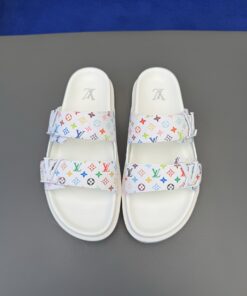 LV高仿白底彩標雙帶拖鞋 亮眼潮感風格 夏日輕奢款 高CP值名牌仿鞋推薦