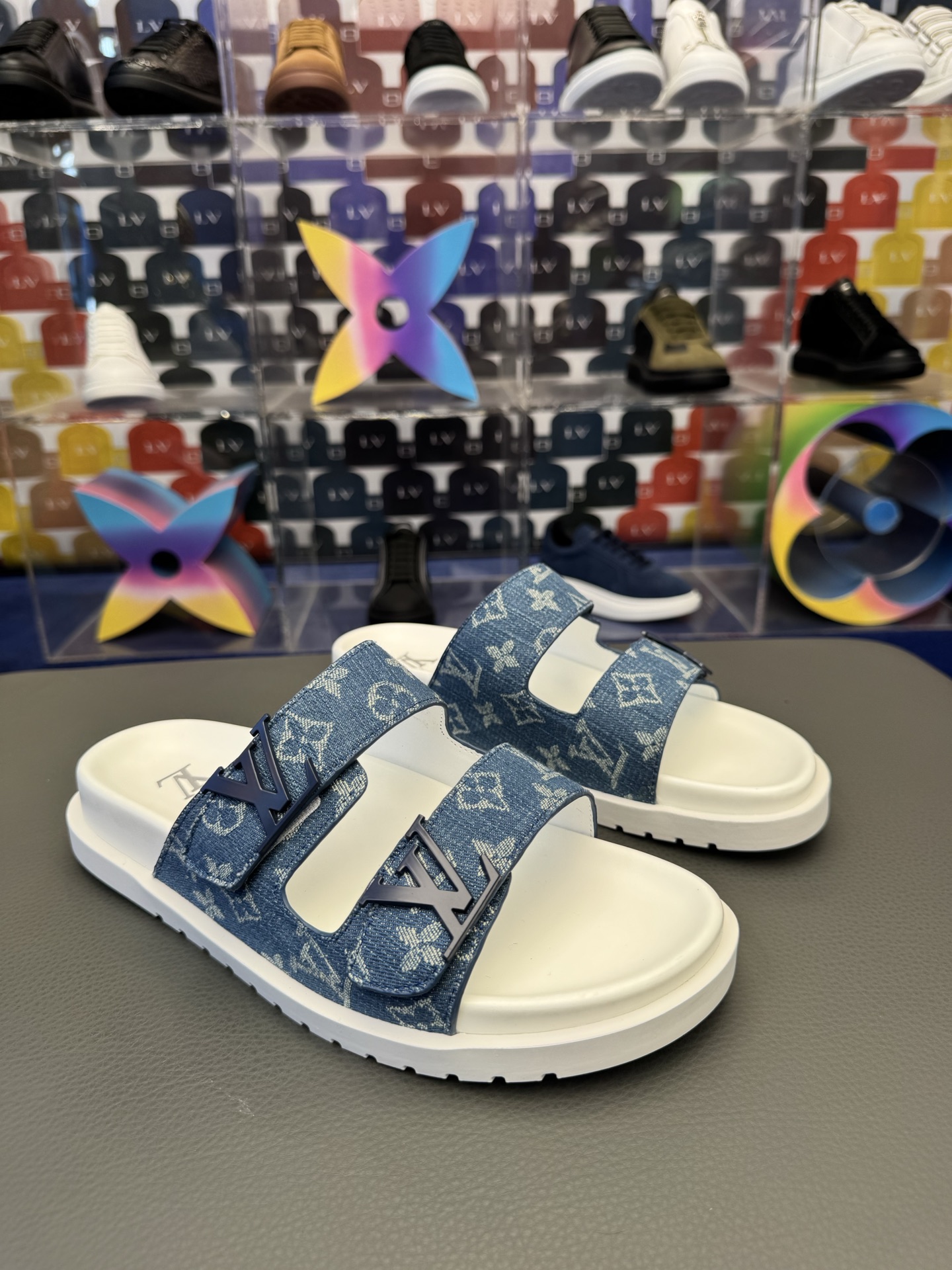 LV精品仿製丹寧雙帶拖鞋 輕復古牛仔風 白底潮感款 奢侈品復刻版穿搭｜歐美奢侈品精品推薦