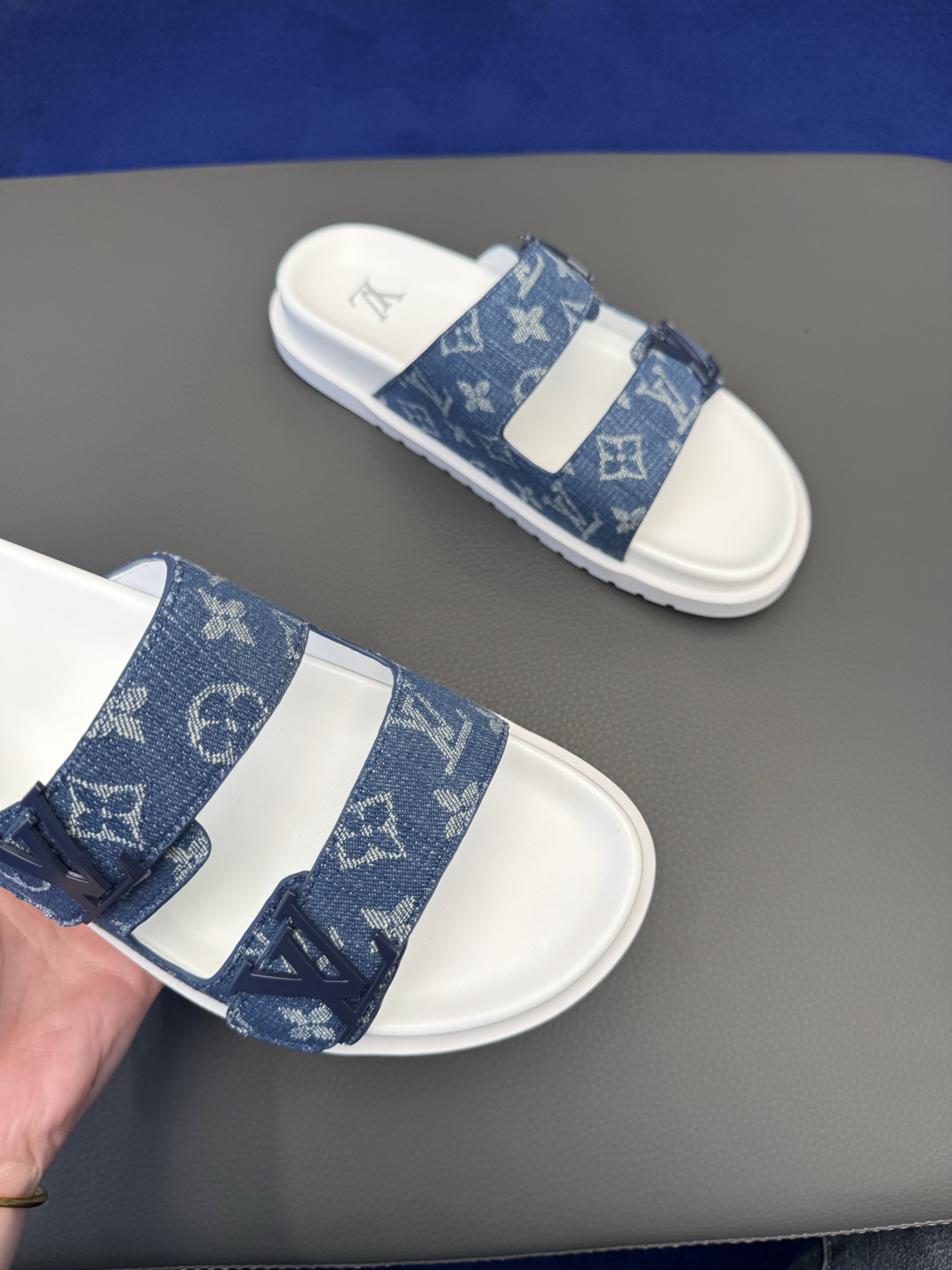 LV精品仿製丹寧雙帶拖鞋 輕復古牛仔風 白底潮感款 奢侈品復刻版穿搭｜歐美奢侈品精品推薦