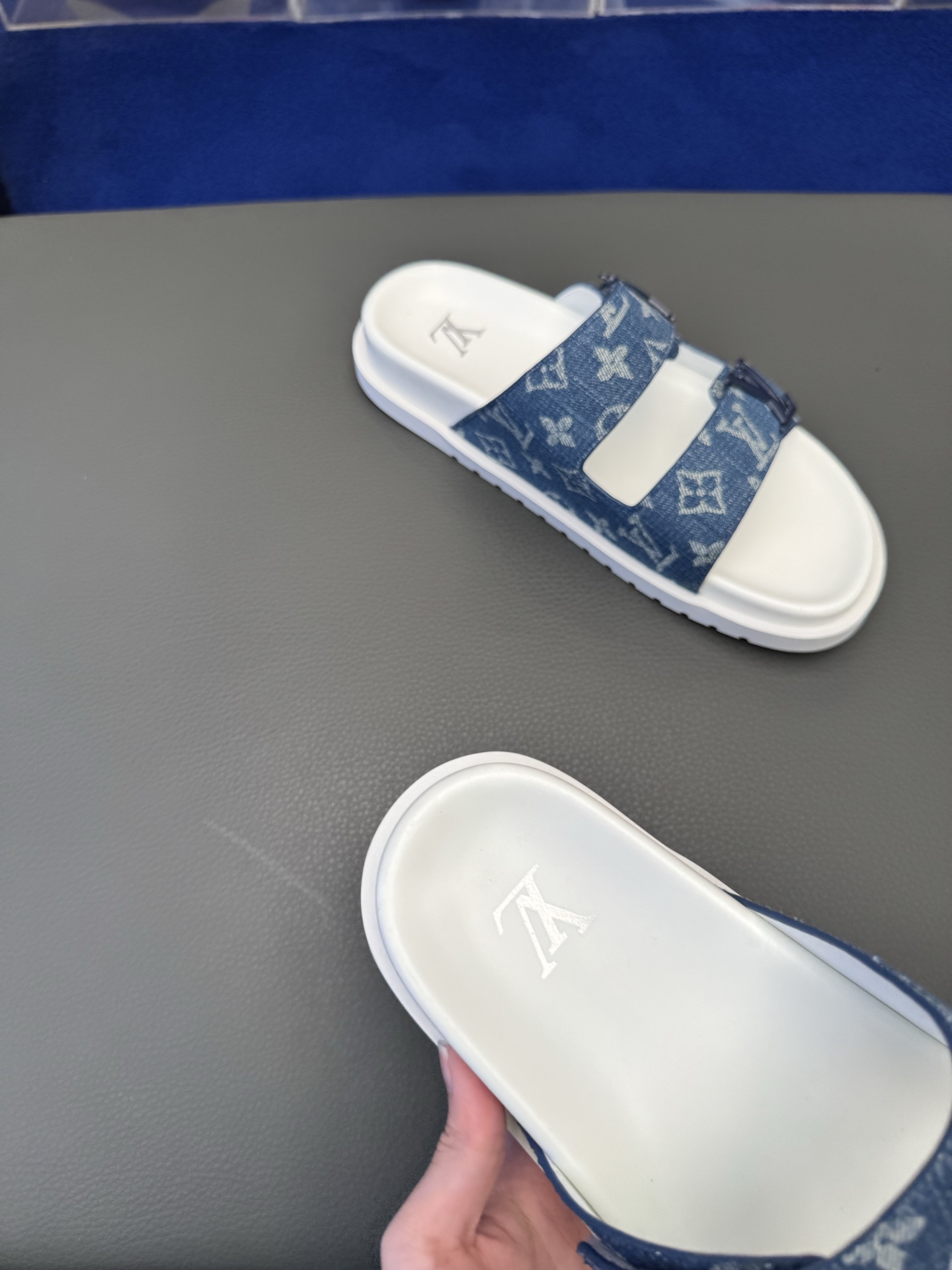 LV精品仿製丹寧雙帶拖鞋 輕復古牛仔風 白底潮感款 奢侈品復刻版穿搭｜歐美奢侈品精品推薦