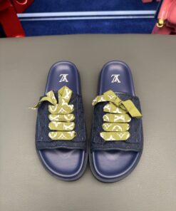 LV 原單藍底綠繫帶拖鞋 浮雕鞋面結合質感配色輕鬆穿搭