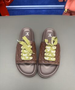 LV A貨棕色浮雕綠繫帶拖鞋 撞色設計演繹復古潮流風格