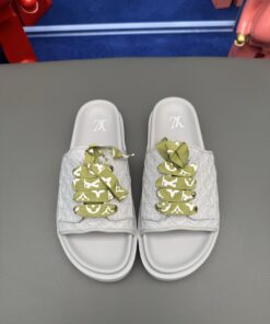 LV 原單銀灰壓紋拖鞋 立體Monogram浮雕 綠色繫帶亮點款