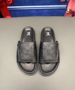LV 原單黑色浮雕拖鞋 立體老花設計 簡約時尚男士休閒鞋款